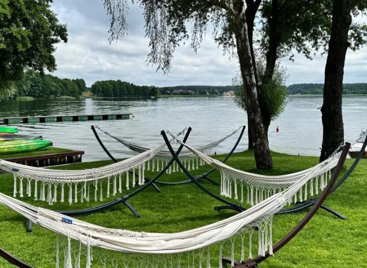 Hotel posiada teren rekreacyjny nad jeziorem
