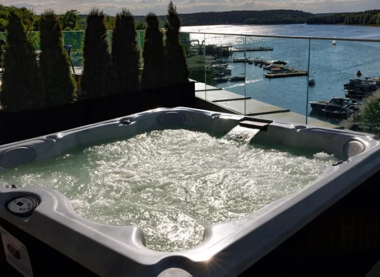 Na dachu obiektu znajduje się całoroczne jacuzzi z widokiem na jezioro
