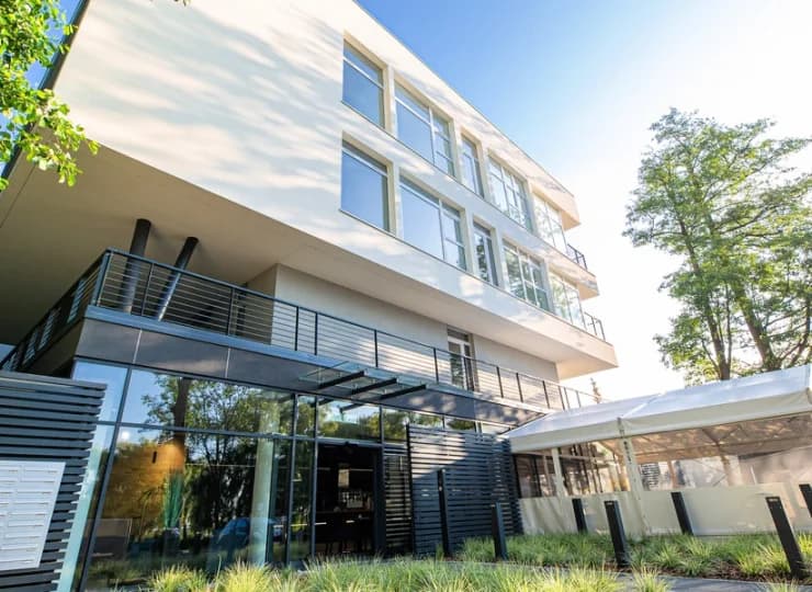 Nowoczesna infrastruktura aparthotelu świetnie wpasowuje się w otoczenie