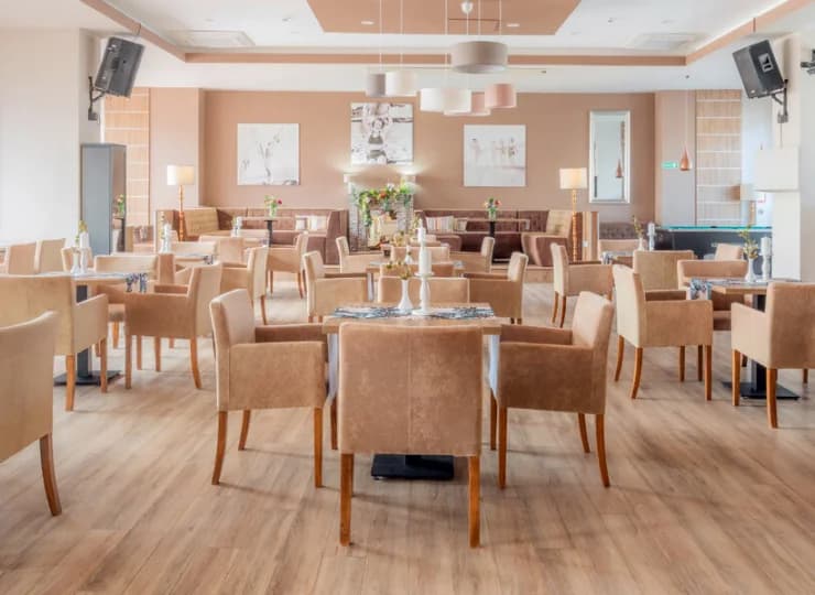 Na terenie obiektu znajduje się restauracja oraz kawiarnia