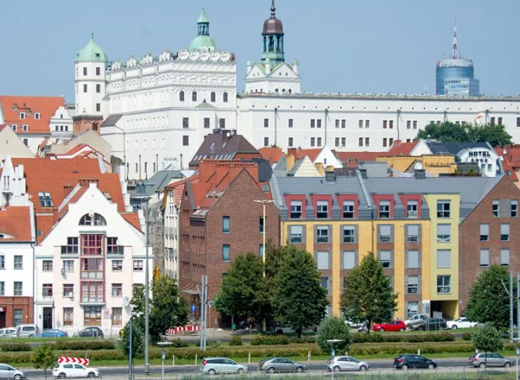 Mieści się tuż obok Zamku Książąt Pomorskich w Szczecinie