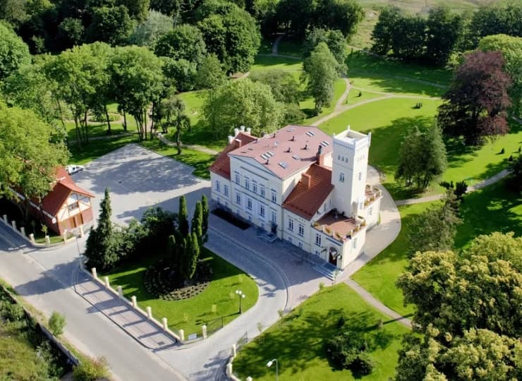 Hotel SPA Wieniawa zajmuje piękny XIX-wieczny kompleks pałacowo-parkowy