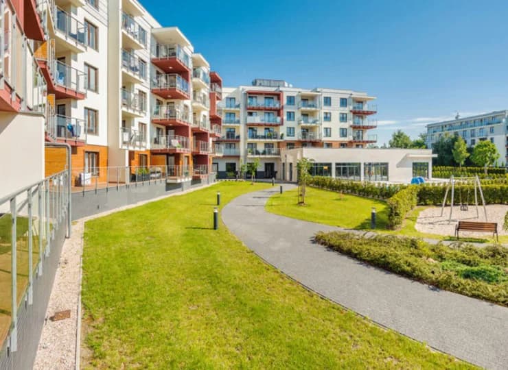 Na terenie obiektu urządzono różnorodny plac zabaw
