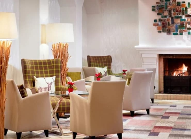 W hotelowym lobby jest kominek opalany drewnem