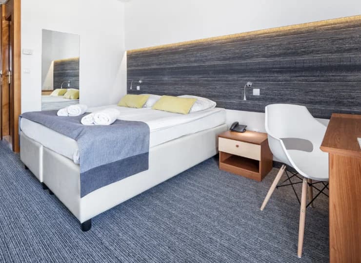 W wyposażeniu pokoju znajduje się minibar i sejf