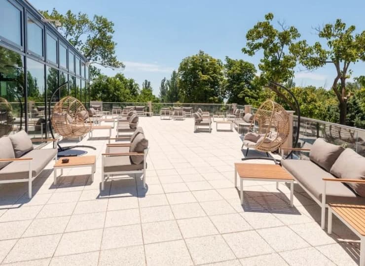 W hotelu jest wiele tarasów, które są znakomitym miejscem na relaks