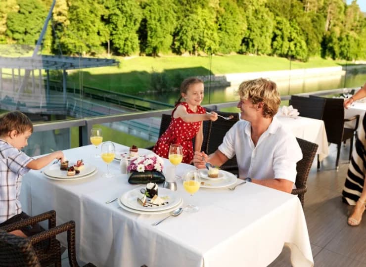 Z tarasu w restauracji rozpozciera się widokok na rzekę Savinja