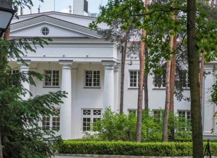 Hotel jest kojąco położony w otoczeniu sosnowego lasu