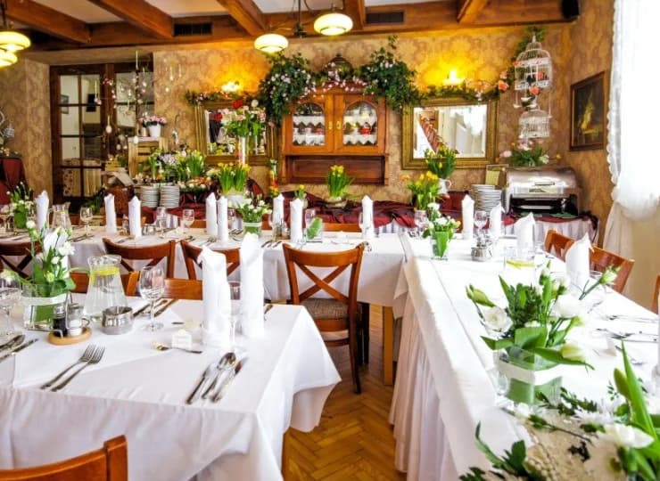 Stylowa restauracja serwuje śniadania w formie szwedzkiego stołu