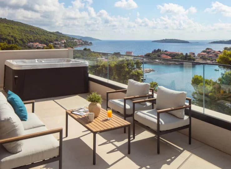Na zdjęciu: Superior Suite z tarasem i prywatnym jacuzzi