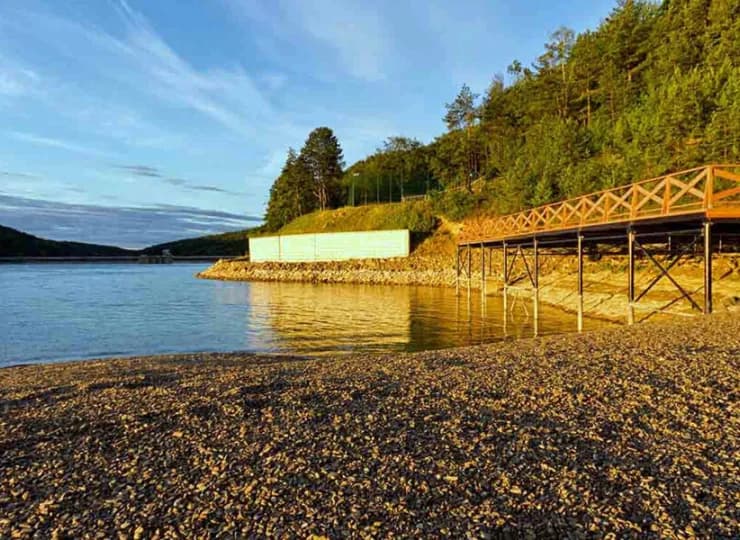 Goście mogą korzystać z tutejszej plaży i uprawiać sporty wodne