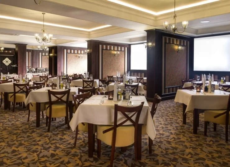 W hotelowej restauracji można skosztować dań kuchni polskiej i europejskiej