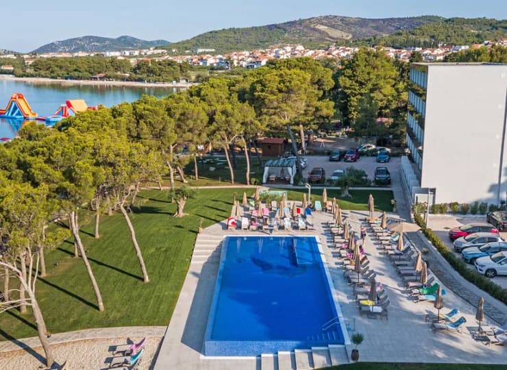 Villa Arausana & Antonina**** znajduje się na półwyspie tuż przy plaży