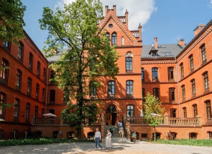Apartamenty są położone w budynkach należących do XIX-w., odnowionego klasztoru