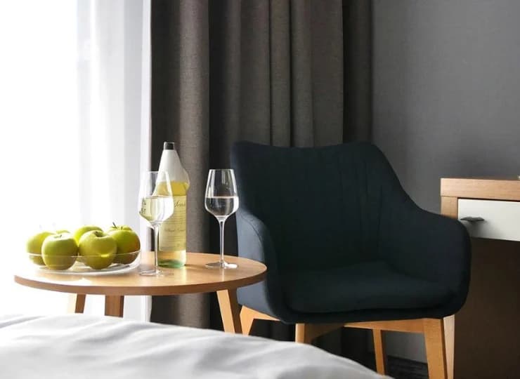 W pokojach deluxe znajdują się balkony z widokiem na las