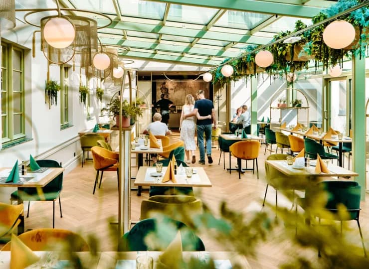 Restauracja posiada przyjemną salę słoneczną zaprojektowaną w stylu oranżerii