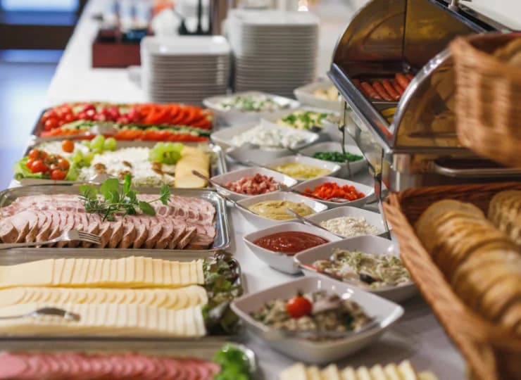 Oferta hotelu zawiera codzienne śniadania serwowane w formie bufetu