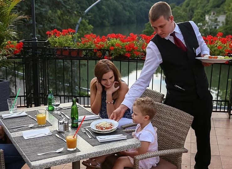 W sezonie przy restauracji Matthias działa taras ze stolikami