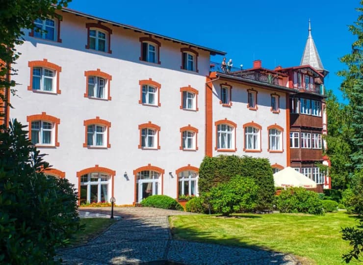 Architektura budynku nawiązuje do sudeckich wzorców