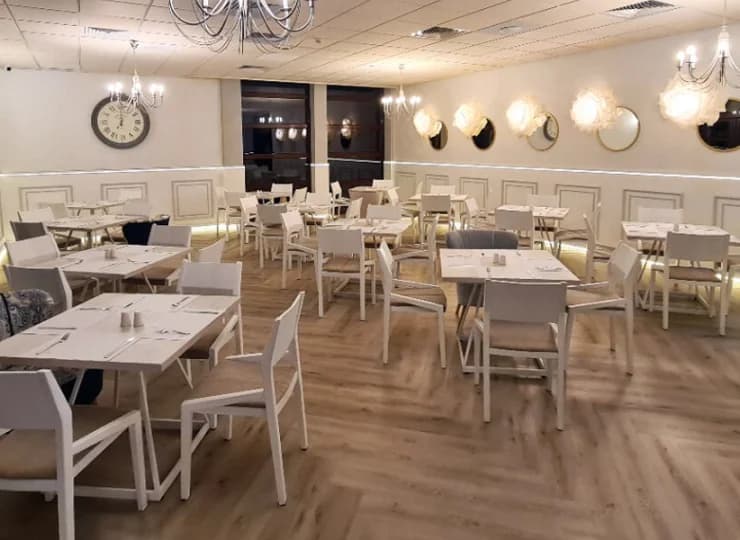 Sala restauracyjna jest przestronna i jasna