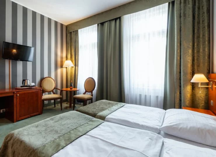 Pokój 2-os. twin ma widok na ulicę