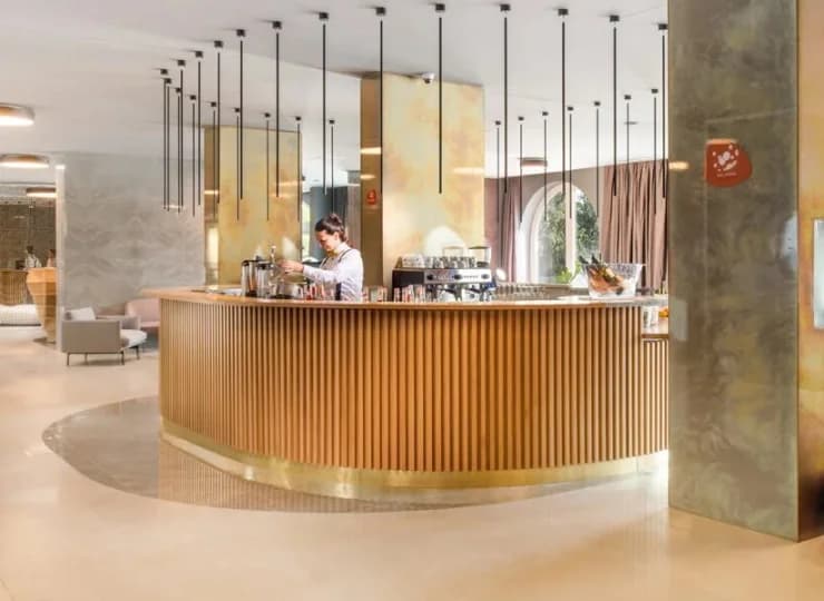 Nowoczesny Lobby Bar z przyjemną atmosferą