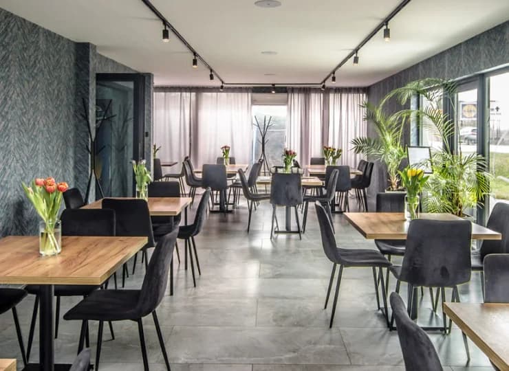 W hotelowej restauracji są serwowane śniadania i obiadokolacje