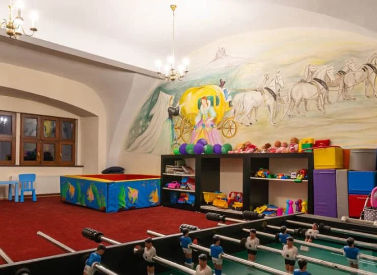 Dla najmłodszych gości przygotowano salę zabaw m.in. z basenem z kulkami