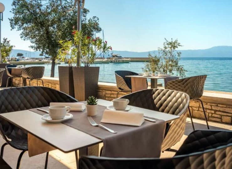 Hotel jest spektakularnie położony nad brzegiem morza