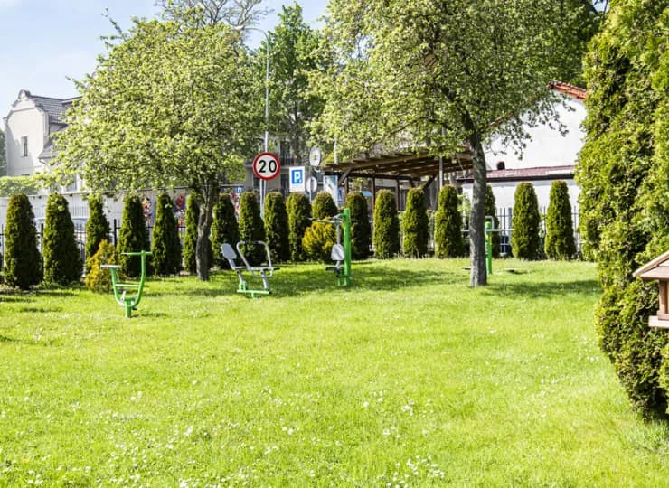 W ogrodzie jest także zewnętrzna siłownia
