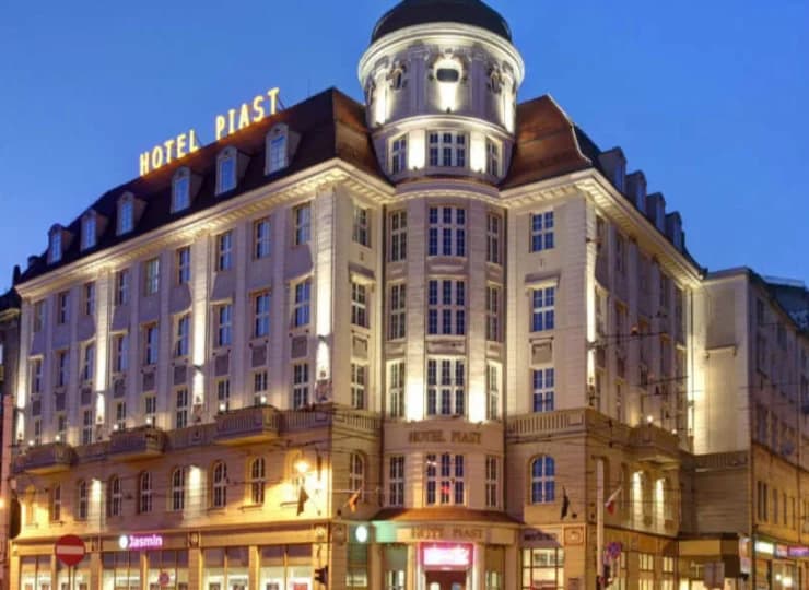 Hotel Piast** położony jest we Wrocławiu