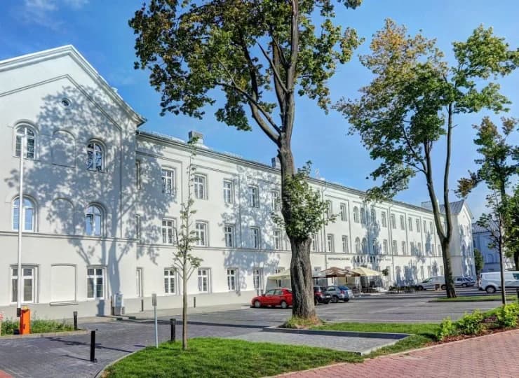 Hotel położony jest w centrum Góry Kalwarii
