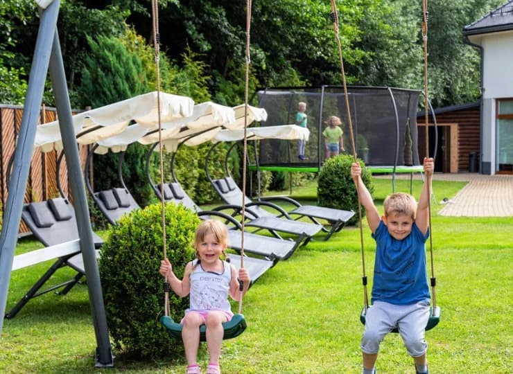 Dostępne są huśtawki, zjeżdżalnie, trampolina oraz piaskownica