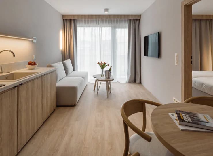 Apartament Junior składa się z pokoju dziennego i osobnej sypialni