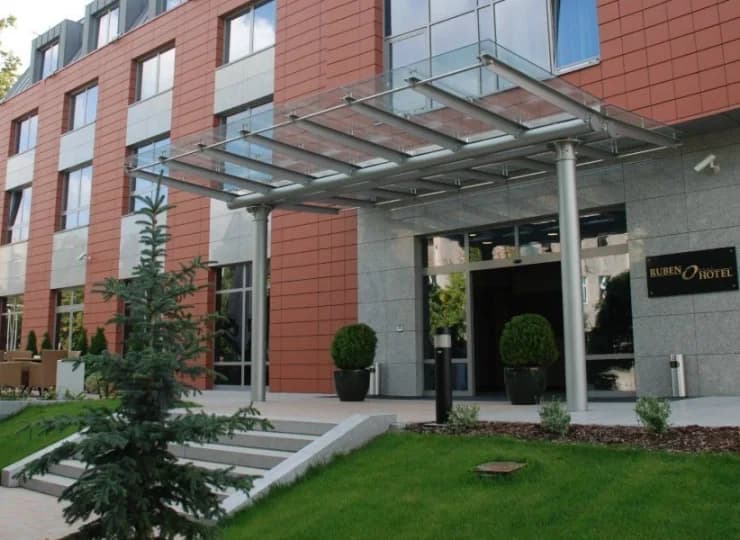 Hotel otoczony jest zielenią