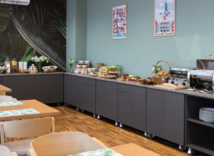 Każdy dzień rozpoczyna się śniadaniem w sali śniadaniowej