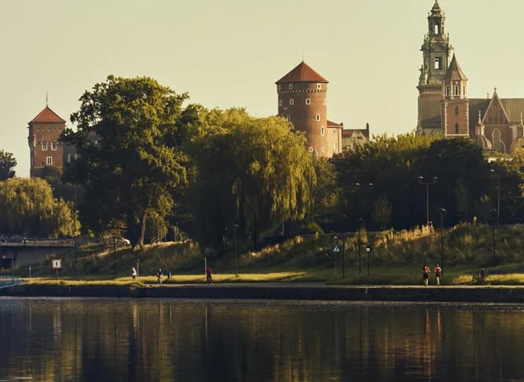 Widok na Wzgórze Wawelskie i katedrę z nieoczywistej perspektywy