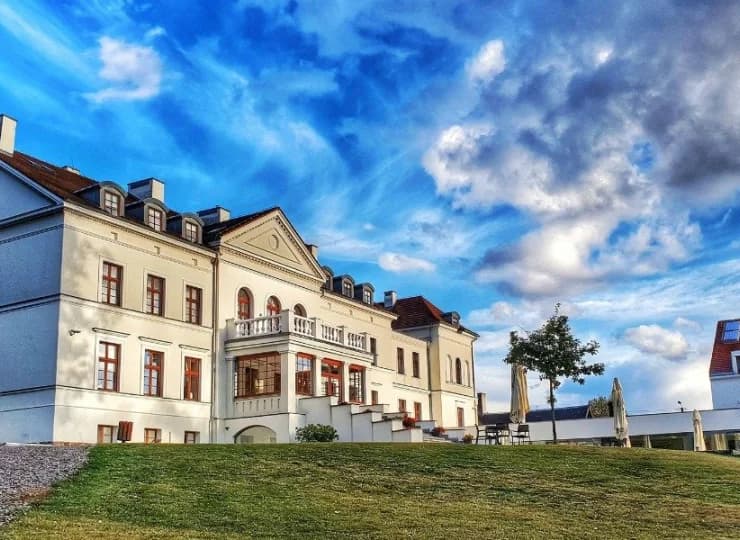Dwustuletni pałac jest doskonale uzupełniony przez nowo wybudowaną część SPA