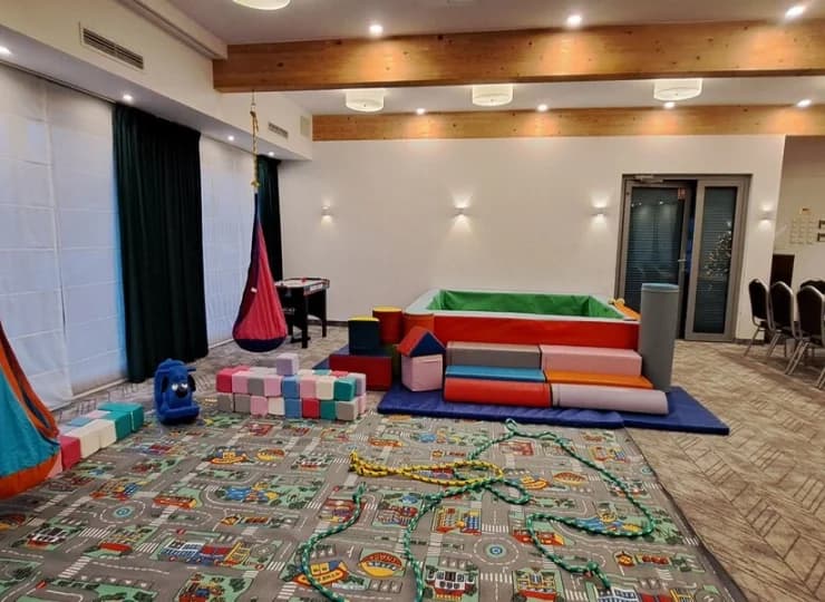 Dla najmłodszych gości hotel przygotował atrakcyjną salę zabaw