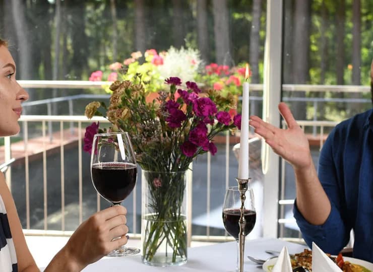 Z restauracji można podziwiać nadrzeczny las