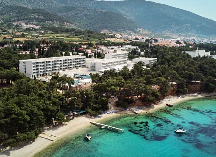 Bluesun Hotel Elaphusa**** znajduje się w miejscowości Bol