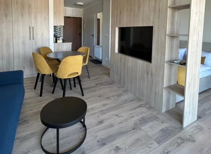 W apartamencie typu studio część sypialniania jest wydzielona od reszty pokoju