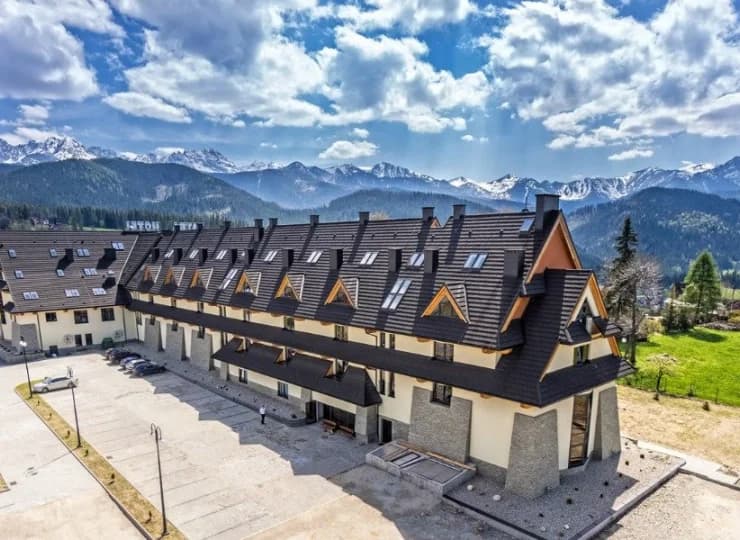 Z okien Hotelu Tatra rozciąga się piękna panorama Tatr i Zakopanego