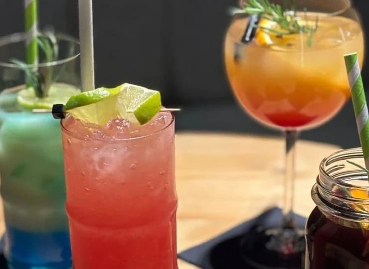 Można tu zamówić smakowite napoje i zagrać w bilard albo piłkarzyki