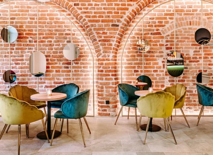 W hotelowym lobby mieści się stylowy drink bar z klimatycznym wnętrzem