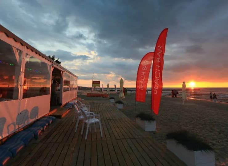 Bar na plaży pozwala podziwiać zachody słońca przy ulubionym drinku