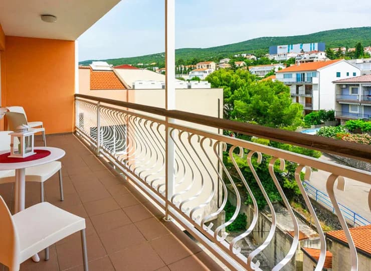Balkon pokoju rodzinnego z widokiem na miasto