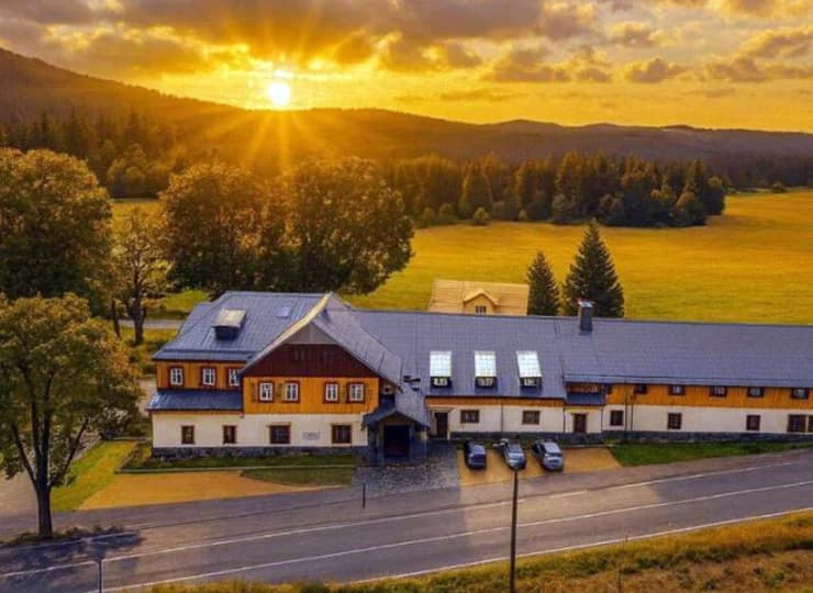 Rejviz to 4-gwiazdkowy hotel w górskiej osadzie, na wysokości 780 m n.p.m.