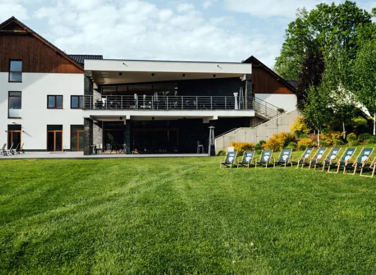 Resort jest otoczony spokojnym terenem zielonym - idealnym na relaks