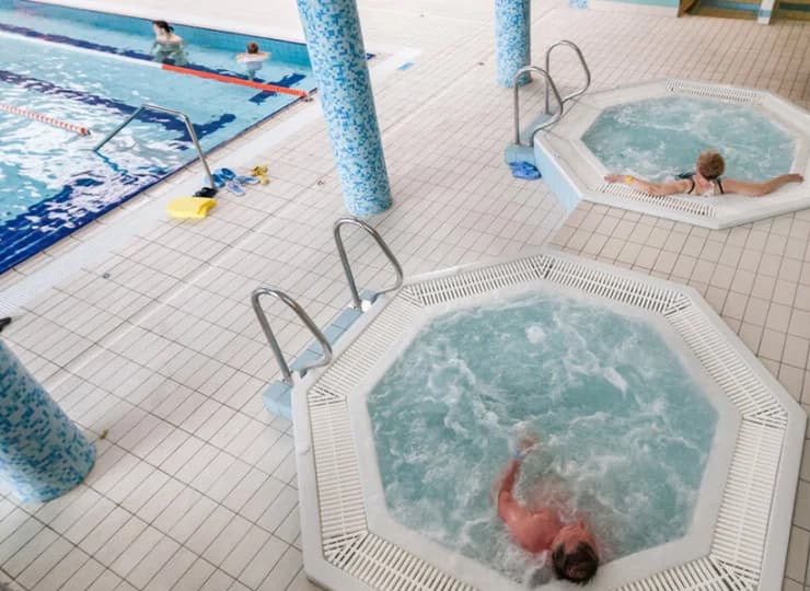 Dodatkowo można się odprężyć w wannach jacuzzi (400 m od resortu)